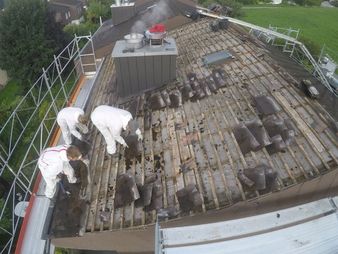 Abbruch Faserzement Einfachdeckung asbesthaltig (sorgfältige Demontage mit Ziegellift von Dach führen und Sachgemäss entsorgen)