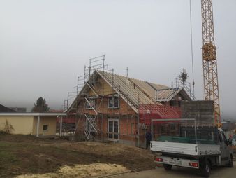 Neubau, Vorarbeit durch Zimmermann, bereit für Dachlattenmontage