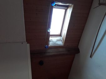 Dachfenster auswechseln aus der Sicht von Innen. Dachfensterfutter abbrechen, Wärmedämmung ergänzen, Dampfbremse an neues Dachfenster anschliessen, neues Innenfutter messen, richten, streichen und 