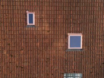 Velux Schwingflügelfenster, Grösse  55 x 98cm
Velux Klappflügelfenster, Grösse 114 x 118cm