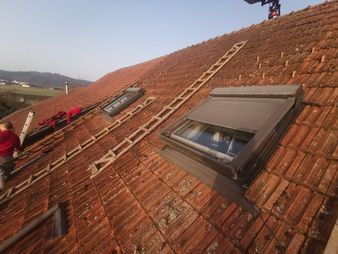 Roto Dachfenster mit Aussenrolladen durch Velux Dachfenster ersetzt