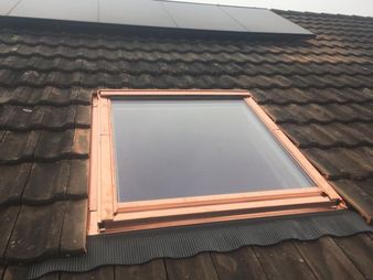 Neues Velux Klappflügelfenster manuell, Grösse 134 x 140cm,
inkl. Sparren auswechseln, Täferdecke, Wärmedämmung, Unterdach, Konterlatten, Dachlatten und Ziegel an neues Dachfenster anpassen