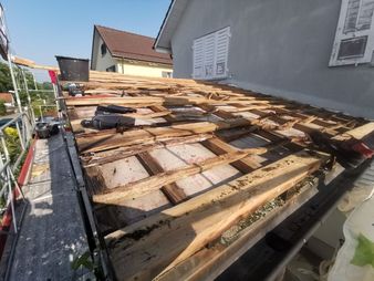 Wegen zu geringer Neigung sind die Dachlatten verfault